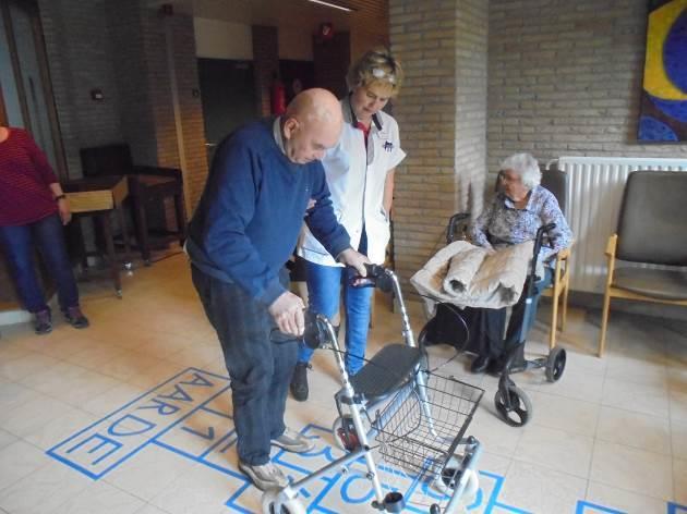 met zijn rollator Nadine kwam op