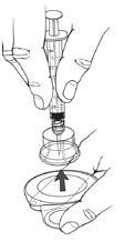 Afbeelding 6 (c) Gebruik de luerlock-injectiespuit om de injectieflaconadapter uit de verpakking te nemen en gooi de verpakking van de adapter weg (zie afbeelding 7).