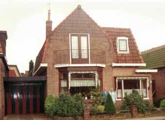 Enige schilderijen van kunstschilder Cor de Nijs, alias Dan Barry. Foto uit 1993 van het in 1922 gebouwde woonhuis van Piet de Nijs (25) aan de Mient nr. 11.