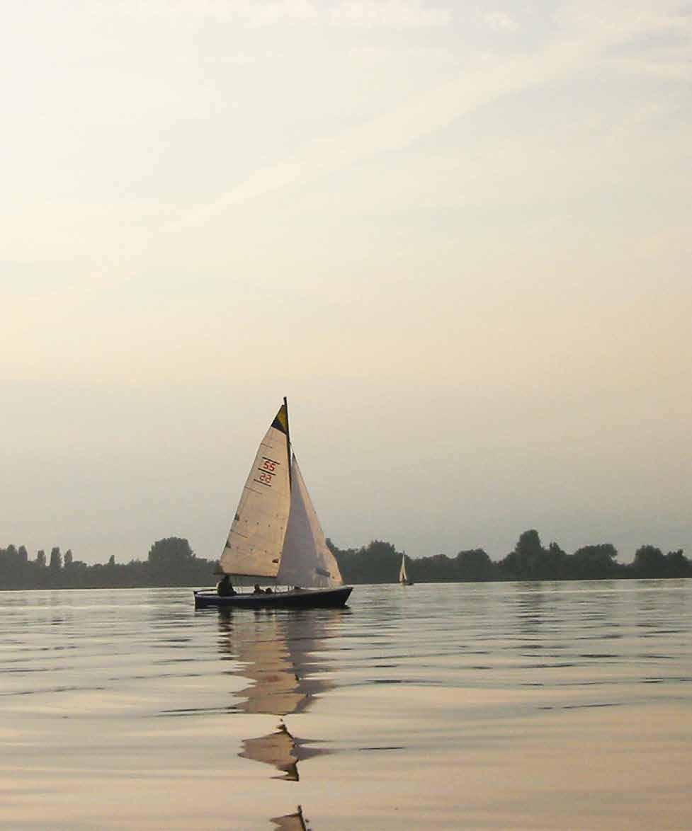 6 5 4 3 2 1 Locatie 7 12 11 10 9 8 N Baayvilla s ligt op de grens van Groningen en Friesland in de luwte van een kleine jachthaven aan de Waddenzee.