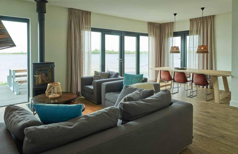 Villa s Baayvilla s bestaat uit 12 moderne recreatiewoningen met terras direct aan het water. Afhankelijk van de wensen van de eigenaar kunnen deze woningen ingericht worden voor 6 tot 8 personen.