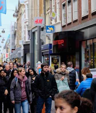 Maar ook Rotterdam doet het uitstekend. Er is een prachtige winkelas ontstaan van Lijnbaan, Koopgoot en de Markthal. Een as die binnenkort wordt uitgebreid met het Forum.