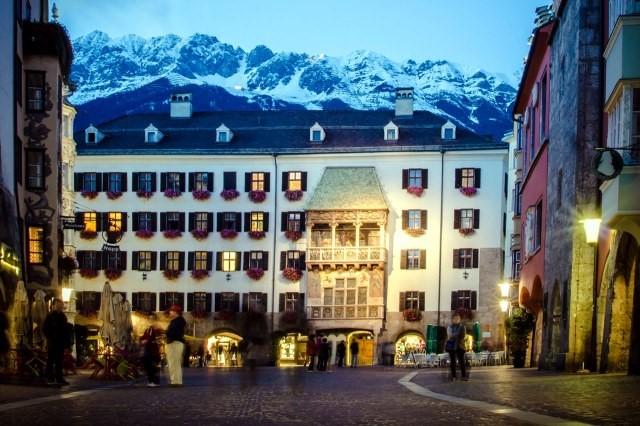 tegelijk en de bergen reiken er tot ruim boven de 2500 meter. Alpenweiden, diepe dalen, snelstromende riviertjes en rustige dorpjes zijn kenmerkend voor dit door Unesco uitgeroepen Biosphärenpark.