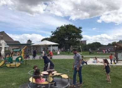 Bezoek aan speeltuin het Baanrakkertje "een spetterend succes"! Zo werd de middag in het weekkrantje van het azc Heerlen/Imstenrade omschreven.