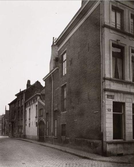 De stadstrompetters op pleintjes.