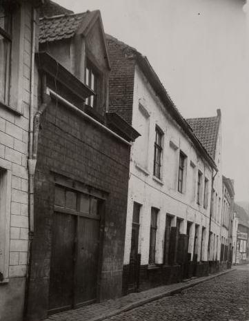 Vele straatjes in steden verdwenen wegens te smal, ook hier in de Tinnenpotstraat.