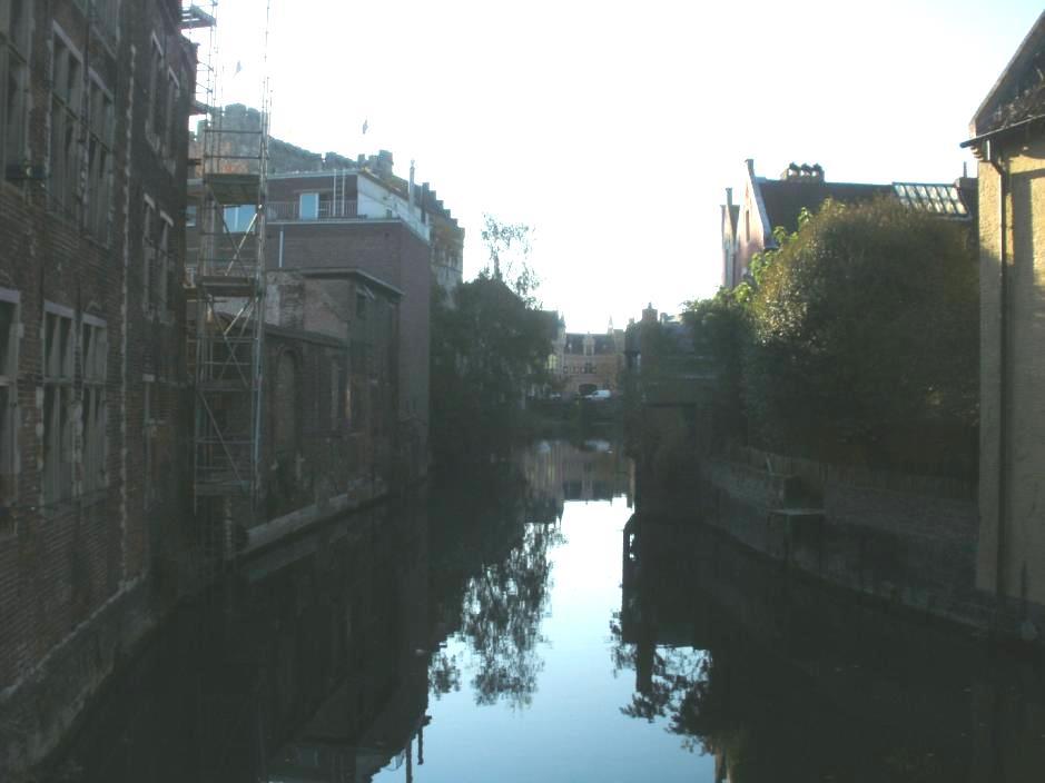 De Lieve vanaf de Lievebrug richting Gravensteen Foto rechts boven is men aan