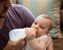 Hoe lang over een fles doen? Om de voeding goed te kunnen verwerken, kan een baby het beste uitgerust en ontspannen circa 20 minuten over zijn fles doen.