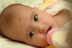 Voeden op verzoek? Ja! Baby s gedijen het best als ze worden gevoed op verzoek, zowel bij borstvoeding als bij flesvoeding.