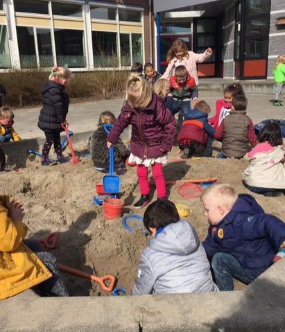 De kinderen hebben geleerd wat de regels zijn in het verkeer en hoe ze moeten deelnemen aan het verkeer.