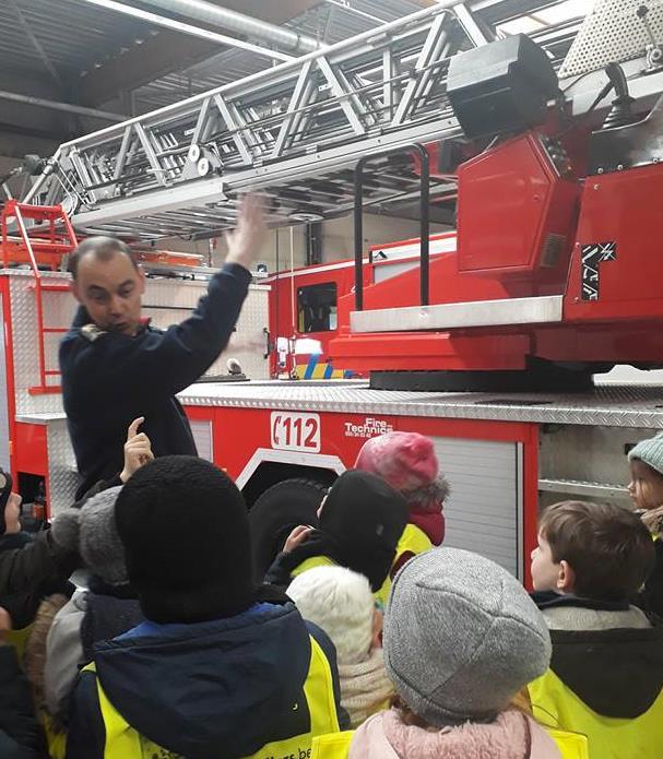 De kinderen mochten er ook in een echte brandweerwagen zitten en in de ziekenwagen stappen. De sirene van de brandweerwagen is kei-luid!