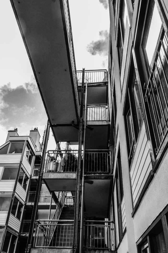 Een bijzondere vorm kregen de twee buitenhoeken in het gebouw aan weerszijden van de Houtkopersdwarsstraat. Op beide opengewerkte hoeken staat een ronde kolom, die doorloopt van onder tot boven.