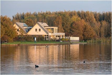 Kerstdiner 18 december Net als voorgaande jaren houden we met ons Parkinson Café weer een kerstdiner. Deze keer is het in restaurant Buytenhout aan de Dobbeplas in Nootdorp.