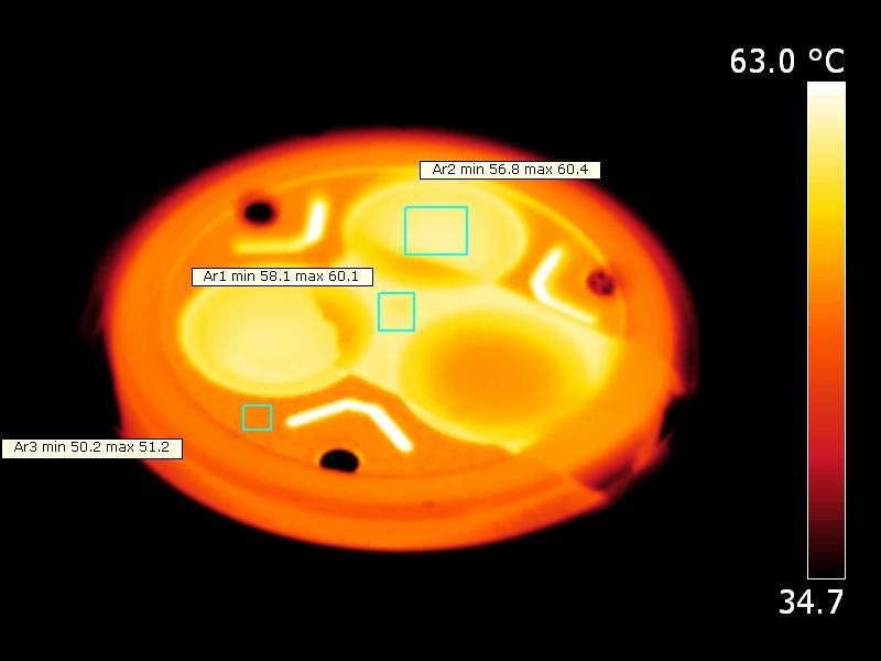 Temperatuurplaatje waarbij de voorkant gemeten wordt: het platic en het metalen gedeelte. Het stuk schilderstape is zichtbaar op het metalen gedeelte rondom het glas.