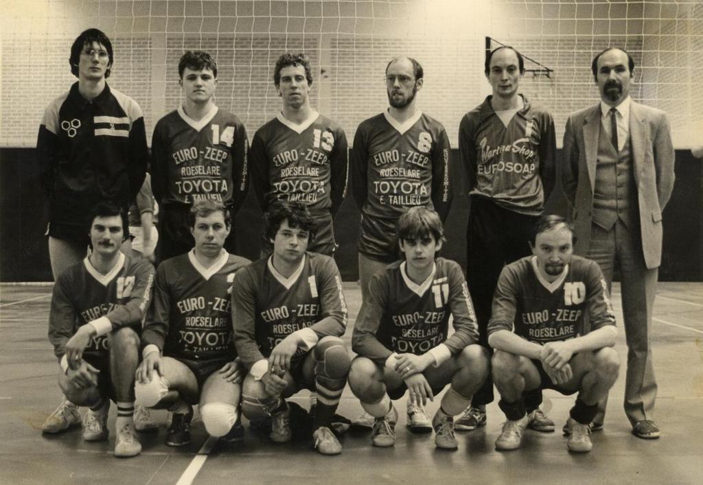 De link damesvolleybal-bevo ontstond enkele jaren later toen er naar de KWB-trainingen ook dochters meekwamen. Die jonge springers leerden snel, vonden het leuk en brachten ook vriendinnen mee.