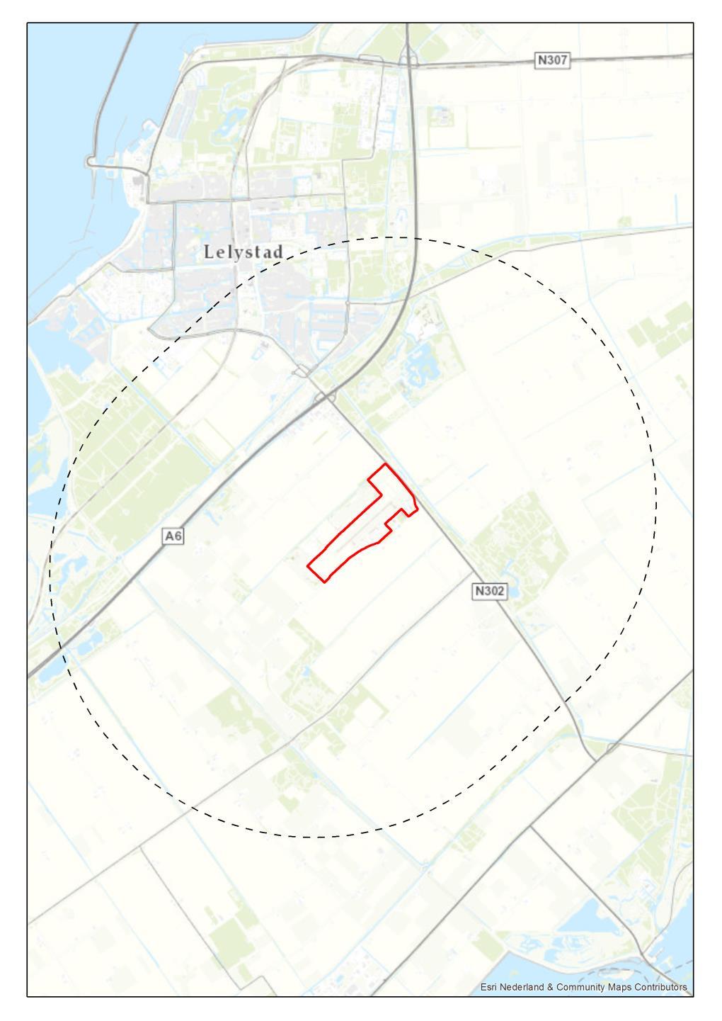 Figuur 2.2 Begrenzing van Lelystad Airport (rood, tevens begrenzing van het plangebied voor dit faunabeheerplan) met zone 6 km rond vliegveld (zwart).
