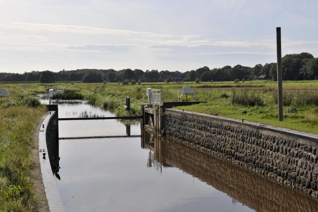 Oeveratlas 2011 Naast belangrijke waterhuishoudkundige en ecologische functies vervullen de oevers van watergangen nog een andere belangrijke rol: Ze bieden de recreanten de mogelijkheid om te