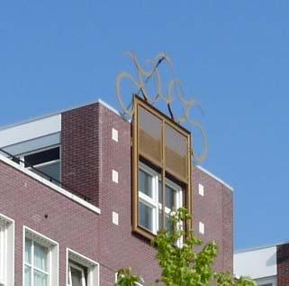 Wetenswaardigheidje: Het fronton of pediment is in de bouwkunde de bekroning van een gevel, venster of ingang in driehoeks- of segmentvorm.