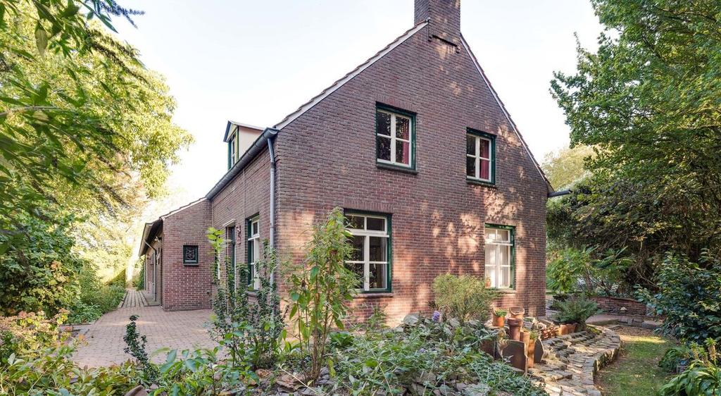 Het rechter woongedeelte (huisnr. 1), het oorspronkelijke woonhuis, gebouwd in 1955, heeft een eenvoudige staat van afwerking en de volgende indeling.