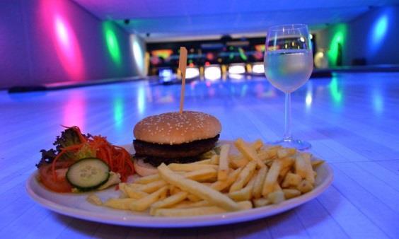 frietjes met een hamburger (veggie-, fishjes-, kippieburger.) Wanneer? zaterdag 3 februari van 12.30u tot 16u Prijs? 25 (2u bowlen, eten en 2 drankjes ) Meer informatie? Waar?