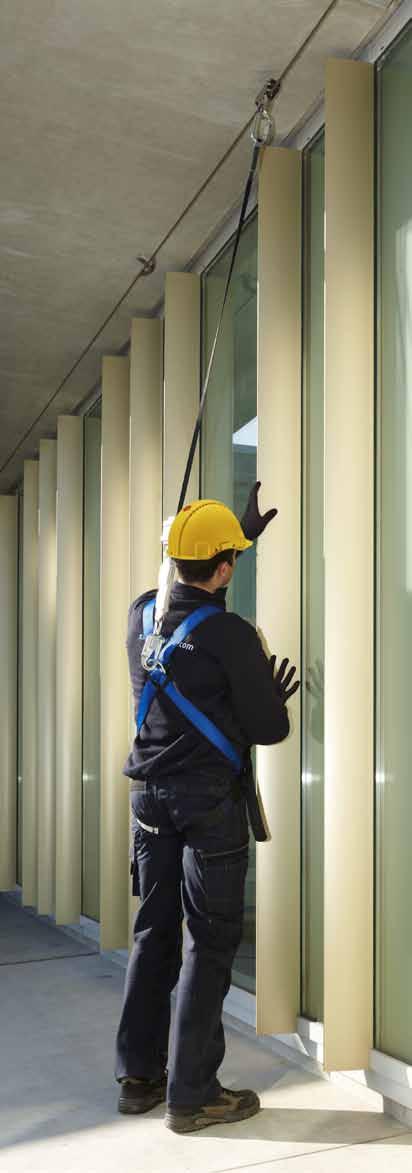 ook langs plafond en wand Valbeveiliging is niet alleen nodig bij het werken op een dak. Ook binnen de muren van een gebouw wordt regelmatig op hoogte gewerkt.