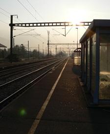 Tussenklank De tussen -s Hoofdregel: In samenstellingen wordt een -s geschreven, wanneer deze ook wordt uitgesproken. Dus: stationsplein, moederskindje en scheepswrak.