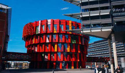 Talrijke monumenten, musea, parken en stadswijken zijn een bezoek meer dan waard. Tussendoor brengen we ook een bezoek aan de nabijgelegen oude universiteitstad Uppsala.