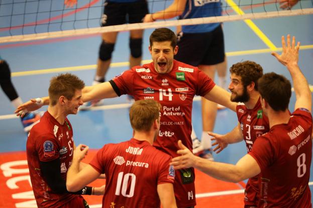 Voor het eerst in twintig jaar geen Roeselare of Maaseik in de bekerfinale Het Sportpaleis, dat is het Wembley voor het volleybal Euforie en uitzinnige taferelen bij spelers, staff en supporters van