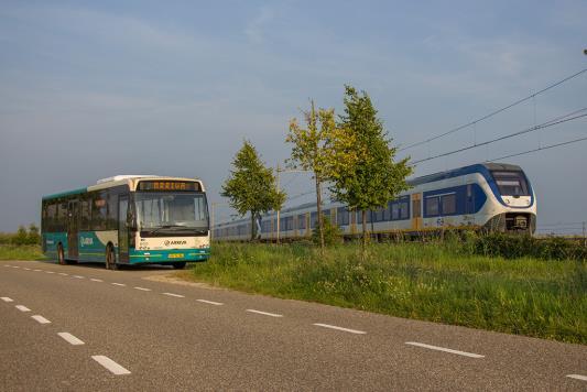 op architectuur en te weinig op reizigers). Fietsenstallingen. Te korte treinen. Structureel tekort aan capaciteit (sporen, perrons, e.d.). Er is veel discussie geweest over de invoering van PHS (Programma Hoogfrequent Spoor) op de A2 corridor.