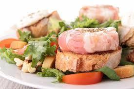 Alle salades worden met brood geserveerd Salades ( april t.e.m. september) Hawaï (kip, ananas, curry, mango) 15.00 Niçoise (tonijn) 15.50 Lauwe geitenkaas 16.00 Lauwe geitenkaas met spek 18.