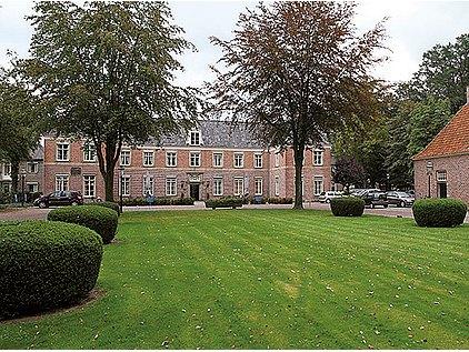 3 De Eeshof De Eeshof De voormalige Hof van Tubbergen, later de havezate De Eeshof, ligt ten noordwesten van het dorp. Duidelijk zijn de grachten van de havezate nog te herkennen.