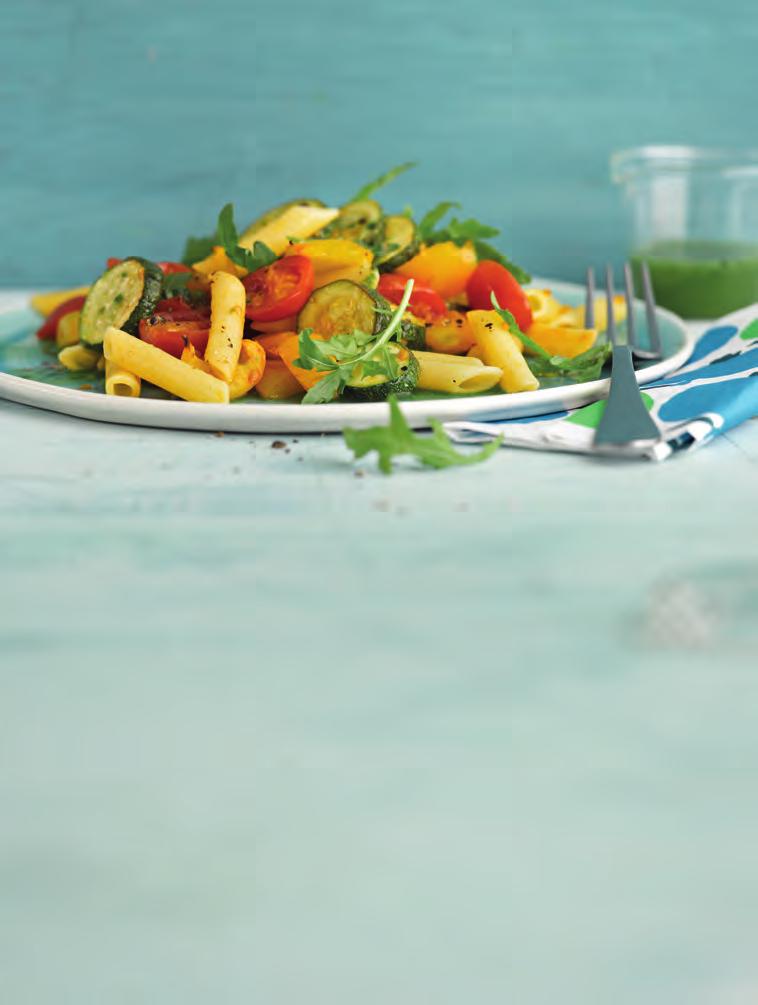 TM Om mee te nemen Mediterrane pastasalade 7 SmartPoints waarden Bereidingstijd: 30 minuten Vegetarisch Verwarm de oven voor op 180 C. Was en halveer de kerstomaten.