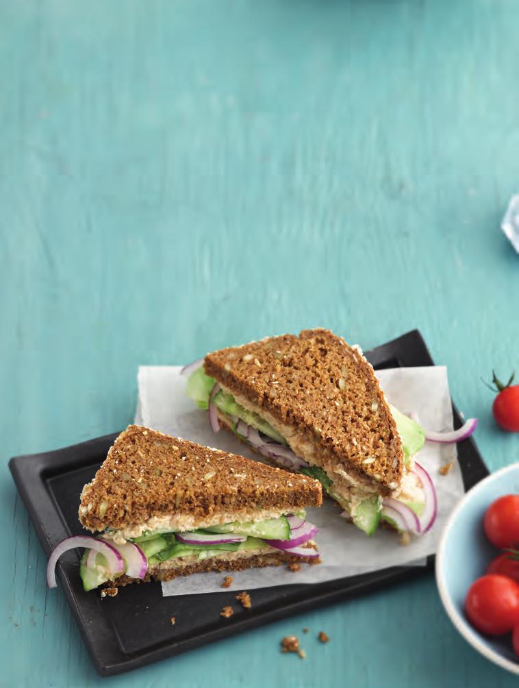 TM Sandwich met tonijncrème 6 SmartPoints waarden Bereidingstijd: 10 minuten Hak de kappertjes. Pel de ui en snijd in ringen. Was de sla en schud droog. Was de komkommer en snijd in dunne plakjes.