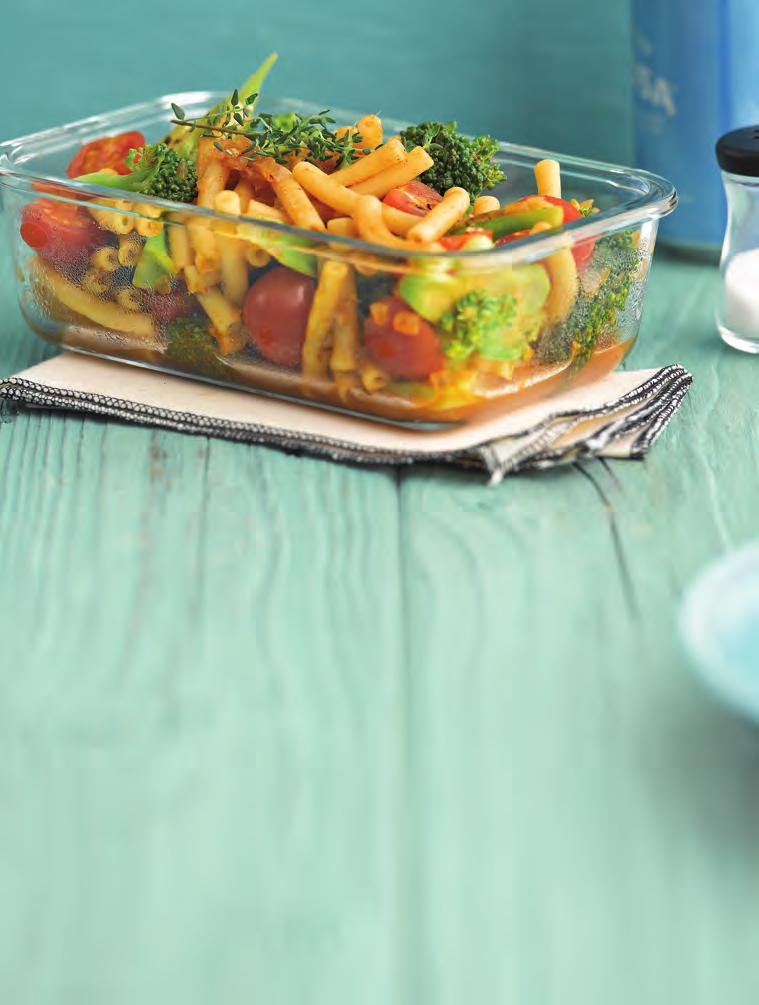 TM Om mee te nemen Eenpanspasta met broccoli en tomaat 8 SmartPoints waarden Bereidingstijd: 25 minuten Vegetarisch Was de broccoliroosjes. Was en halveer de kerstomaten. Pel en snipper de sjalot.
