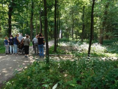 De natuurlijke gidslijn (betonnen balken) voor blinden die de route vanaf Bartiméus (geel) lopen ontbreekt.