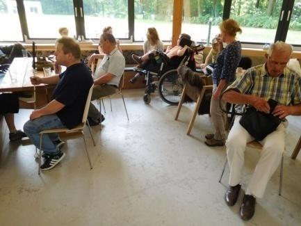 30. In het theehuis is voldoende ruimte voor meerdere rolstoelgebruikers. De tafels zijn onderrijdbaar en de stoelen zijn verplaatsbaar. 30.1. Geen opmerking. 31.