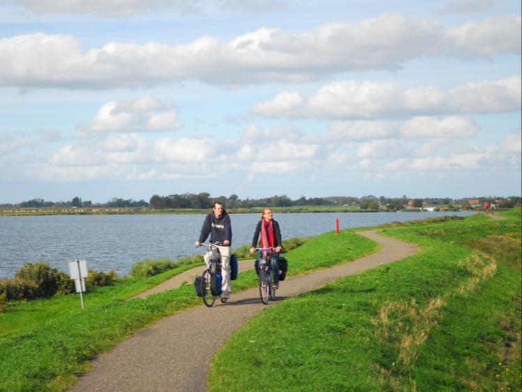 Organisatie Waar staat Fietsplatform voor? 1. Hoogwaardig landelijk routenetwerk 2. Nationale icoonroutes 3. Ontsluiting (ontsnippering) kennis en informatie 4.