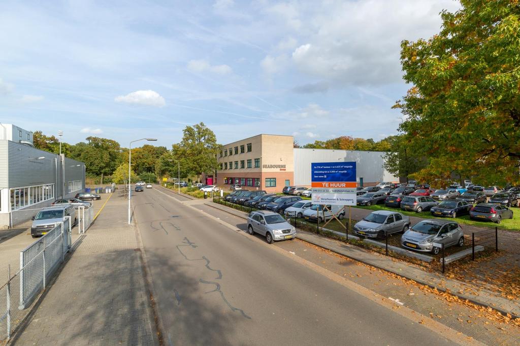 Omgevingsfactoren Het bedrijfsgebouw is rustig gesitueerd op de hoek van de Beatrix de Rijkweg en de Jan Olieslagerweg aan de noordoost rand van bedrijventerrein Eindhoven Airport.