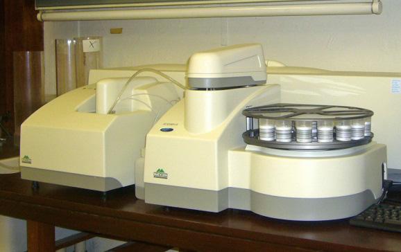 Figuur 4 Mastersizer 2000 (links), pyknometer (midden) en reometer (rechts) 2.2.3. Organisch materiaal Het percentage organisch materiaal wordt bepaald met behulp van de PrepAsh 229.