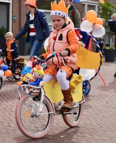 Koningsdag, een terugblik We begonnen de Koningsdag zoals gebruikelijk met de optocht waar weer enthousiast aan deel genomen werd, ook in het kader van het thema.