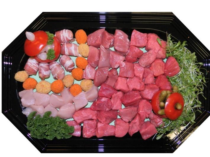 Op schotel: 10/pp FONDUE Wordt voorzien van vlees: rund wit-blauw, varken duroc, kip, paprikaballetjes, kerrieballetjes en spekballetjes afgewerkt met een garnituur.