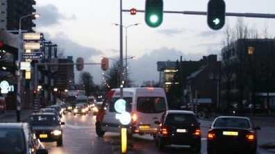 ............................... Foto 3-1: Buurtbus negeert rood buslicht en rijdt met groen licht van 11 mee.