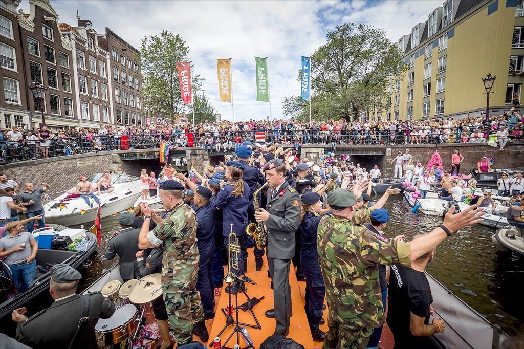 Groet Zodra de trompettist het signaal geeft, staan alle opvarenden in de houding om de militaire groet te geven. Goed voor applaus van het publiek. Een enkeling groet zelfs terug.