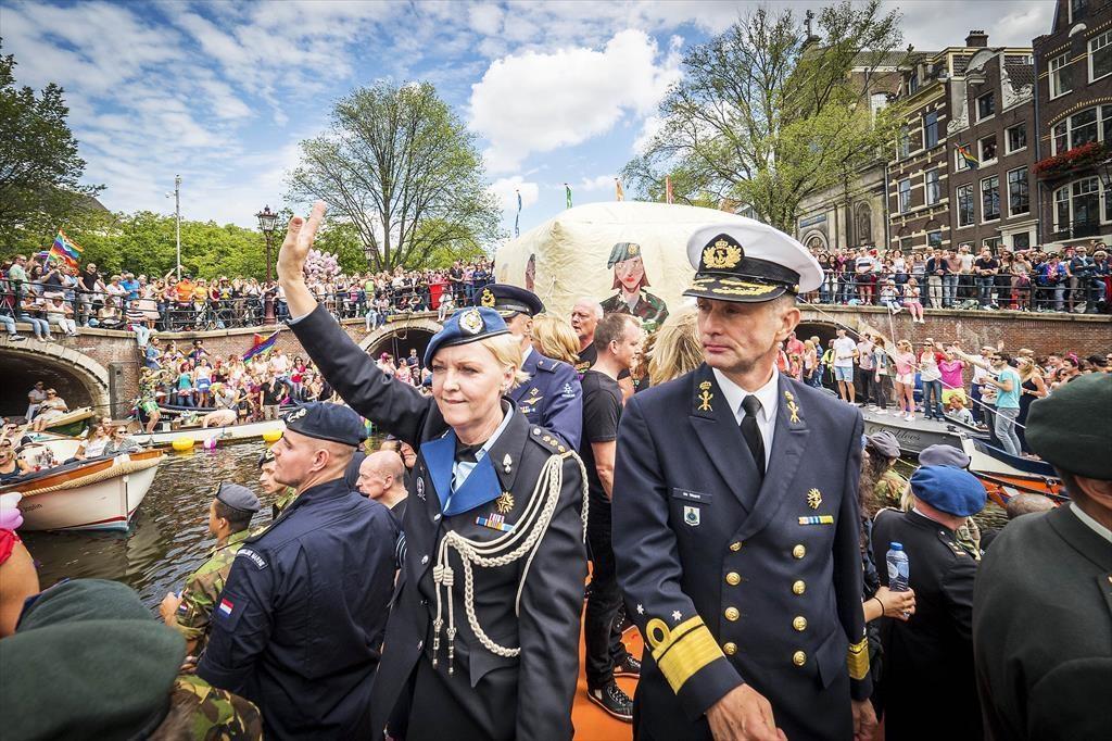 Defensie breed vertegenwoordigd tijdens Canal Parade 07 augustus 2017 08:15 Alle kleuren van de regenboog waren vandaag volop terug te vinden in de hoofdstad.