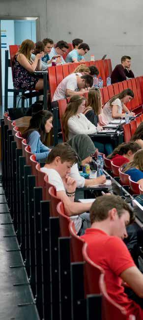 STUDIEONDERSTEUNING Studeren aan de universiteit betekent een grote verandering en aanpassing. De groep studenten waarin je terechtkomt is groter en de hoeveelheid leerstof omvangrijker.