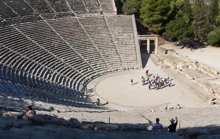 In Olympia Theater van Epidauros graftombes uit de 15e en 13e eeuw voor Christus: een lange open gang voert naar een ronde overwelfde grafkamer.