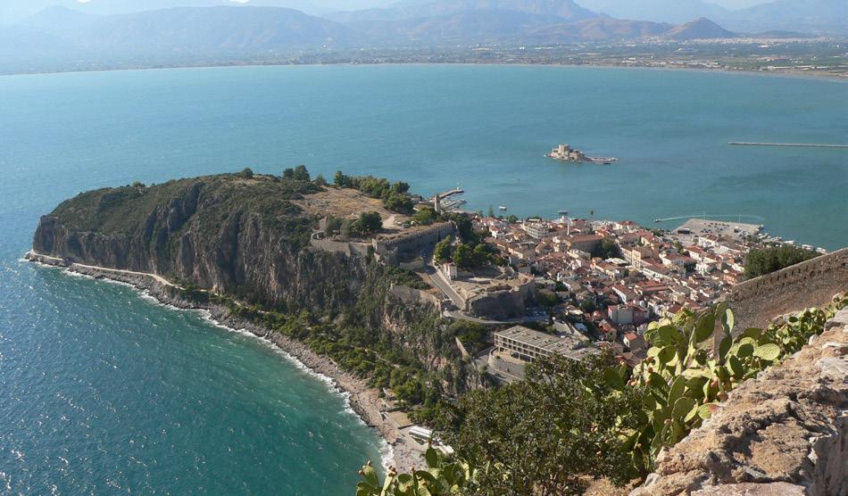 Zicht op Nafplio vanaf het kasteel Het strand bij Zoe Resort in Gialova achter het strand bij het haventje.