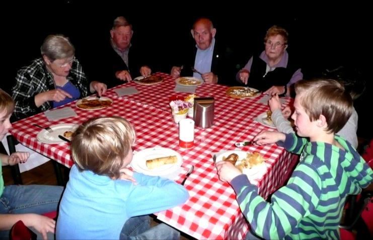 Pannenkoekendag 2014 Nieuwsgierige blikken op straat...wat lopen daar jonge koks over straat!! Vrijdagmorgen om 09.