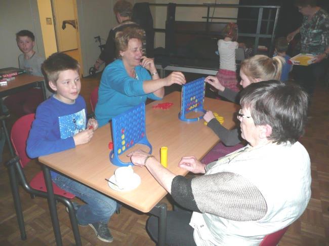 Het was een hele verrassing dat de kinderen van groep 5 arriveerden met een toetje en als klap op de vuurpijl brachten de leerlingen van groep 6 nog iets lekkers voor bij de koffie.