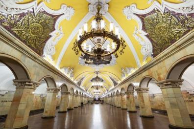 Aan de westzijde van dit plein vind je het Kremlin, in het noorden het Nationaal Historisch museum, in het zuiden de Pokrovkathedraal en in het oosten de Moeder Gods van Kazan Kathedraal.